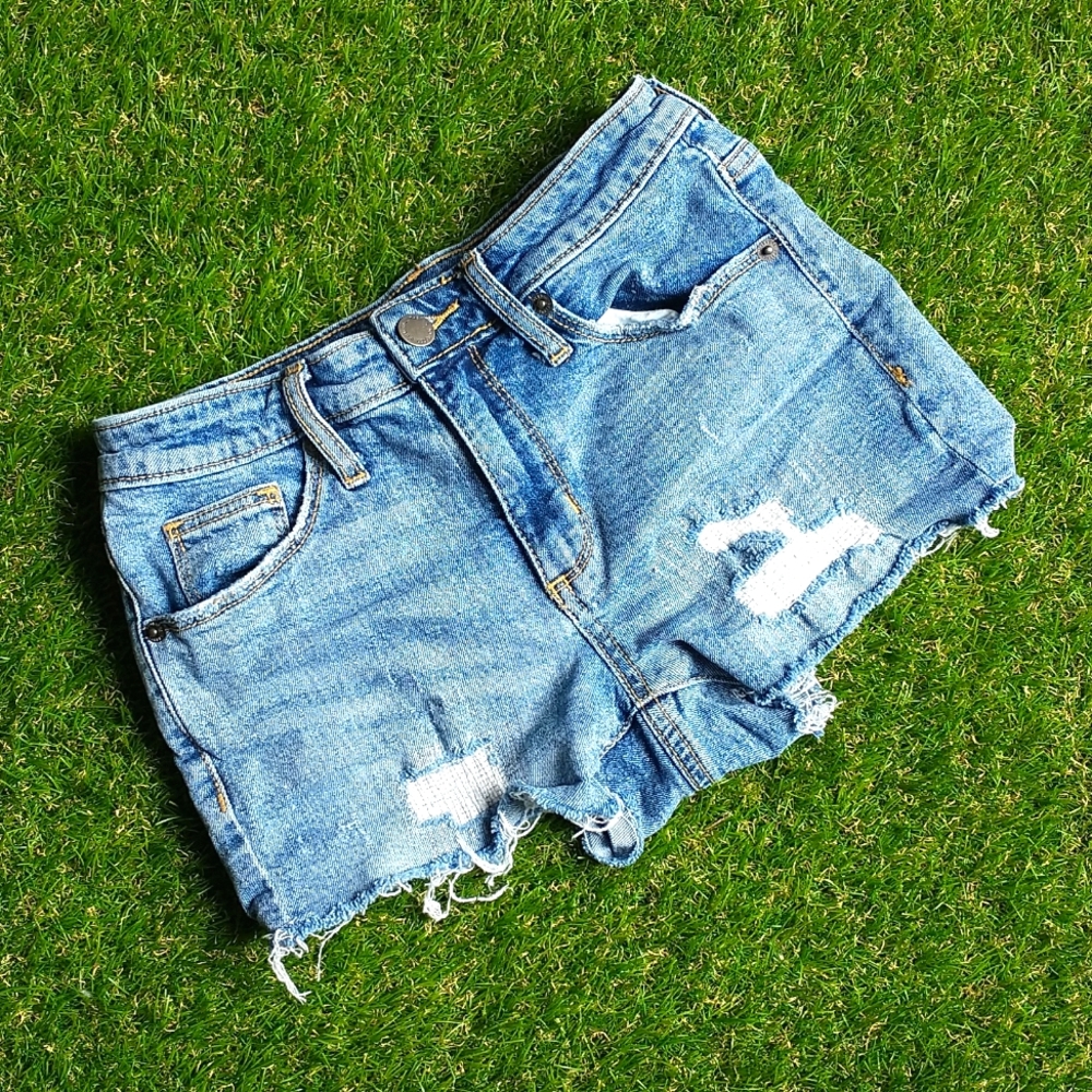 Universal Thread distressed denim shorts // 00/24R